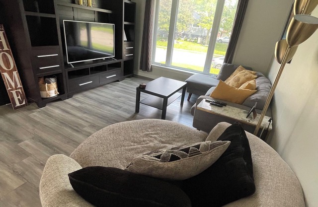 Cozy, Modern Home Close to Public Beach and Downtown Orillia