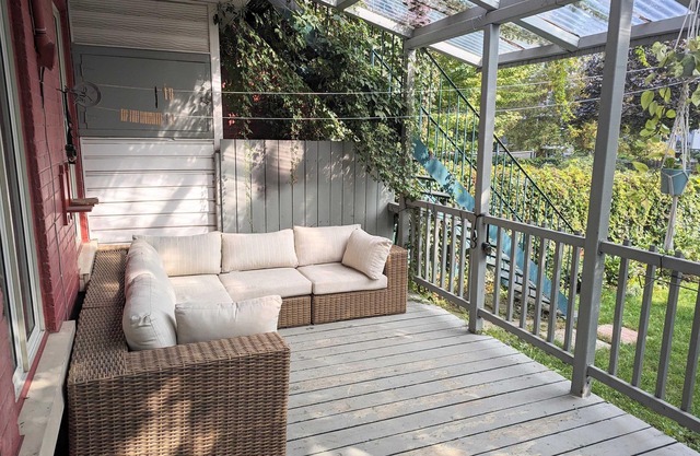 Cozy, modern, house-like condo, big backyard, sunny deck, space for 2 cars