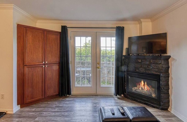 Cozy& Modern Loft: the Heart of St Sauveur Village