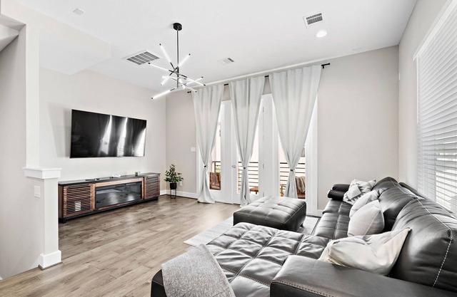 Cozy Modern Private Room For Rent in the heart of Houston