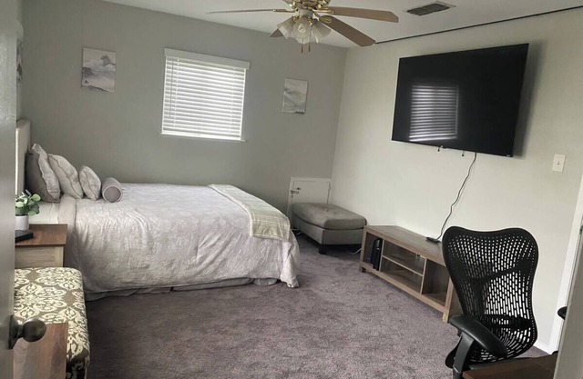 Cozy modern retreat 4-bedroom house in charming Killeen with WiFi, AC