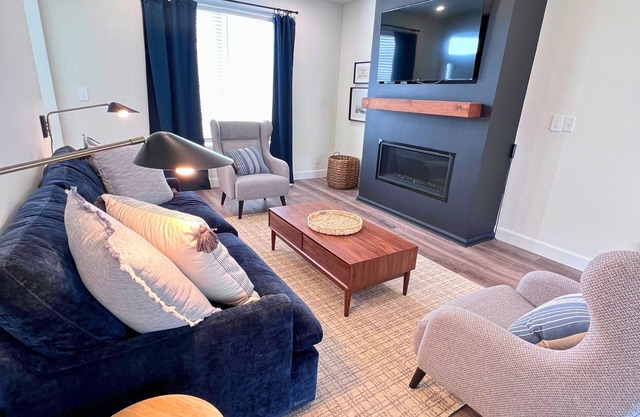 Cozy Modern Retreat Home 30sec Walk to the Beach w/ Hot Tub