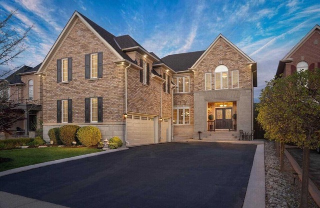 Cozy Modern Retreat Minutes from Pearson Airport – Perfect for Travelers!