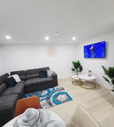 Cozy Modern Spacious 2 Bedroom and full kitchen SW Calgary