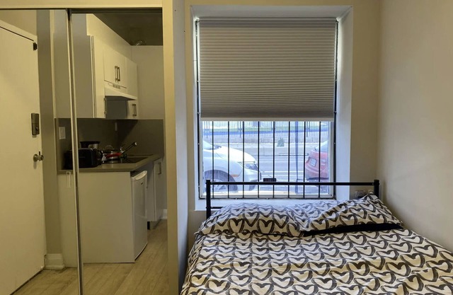 Cozy modern studio in the heart of Downtown Toronto. Walk to subway & university