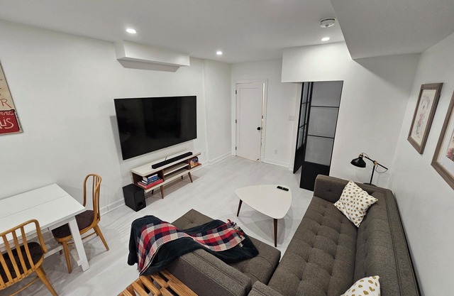Cozy & modern suite in Toronto - steps from Transit and the Lake!