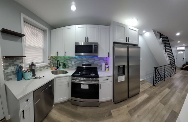 Cozy Modern townhouse minutes from Philadelphia tourist areas, sleep 9, wifi tv