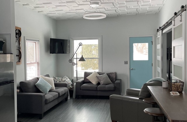 Cozy Mountain Biking Retreat, Lake View, Walking distance to Town
