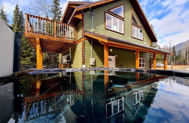 Cozy mountain view home w/hot tub