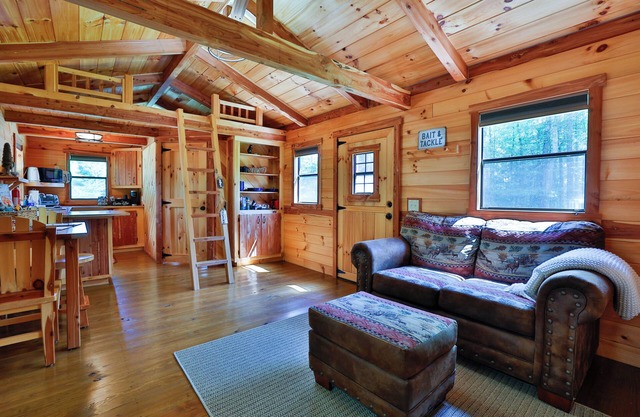 Cozy Mountain Cabin w/ Private Lake Access