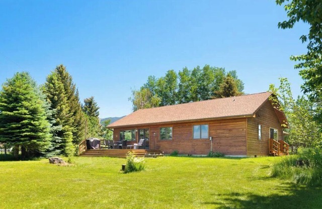 Cozy Mountain Escape near Bozeman, Family Friendly!