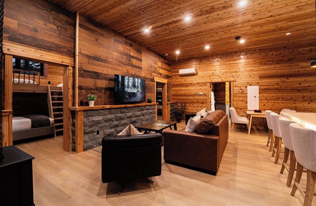 Cozy Mountain Getaway with Hot Tub Sleeps Your Whole Group