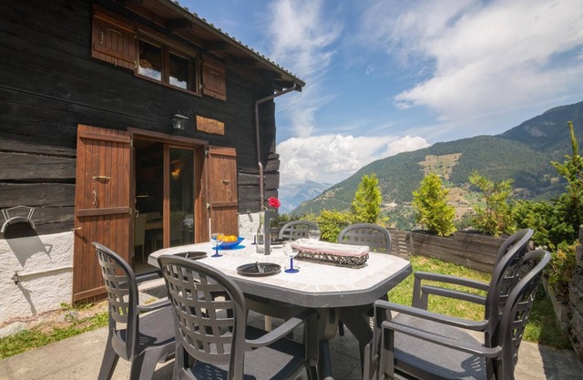 Cozy Mountain Getaway Chalet les Marmottes