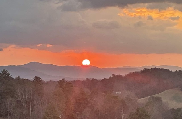 Cozy Mountain Home, Amazing Sunrises with a Hot Tub!