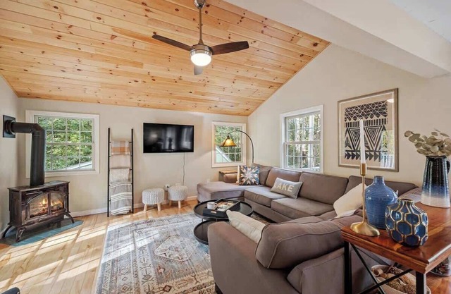 Cozy Mountain Retreat: Fireplace, Deck, Near Lakes