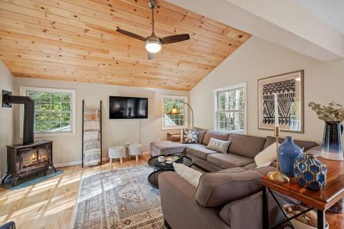 Cozy Mountain Retreat Fireplace Deck Near Lakes