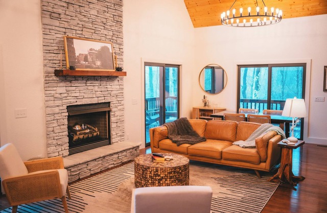Cozy Mountain Top 3-bedroom cabin in charming Franklin with WiFi, AC