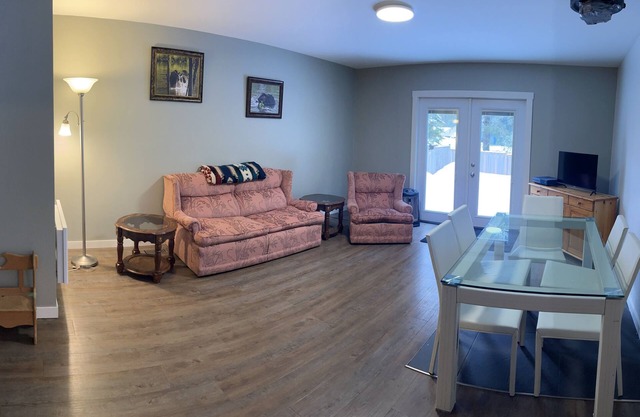 Cozy Mountain View Home with Fenced Back yard and Fire Pit.