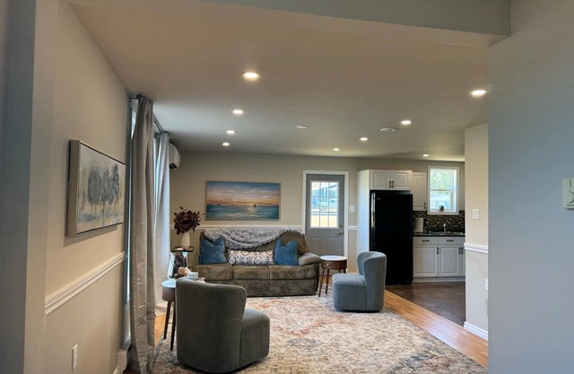 Cozy Mountainview Bungalow. French Fishing Village. Whale Watching tours.