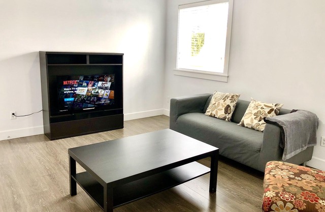 Cozy n beautiful 2 bedroom suite -10 min from the beach!