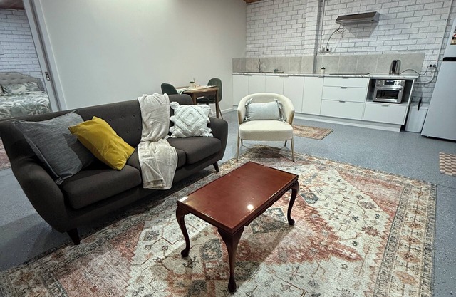 Cozy n Vibrant Brand New Flat with Great Location In Lalor Vic