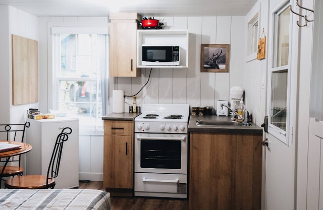 Cozy nature stay: Wi-Fi, air conditioning, BBQ balcony; near Miller Zoo, ideal f