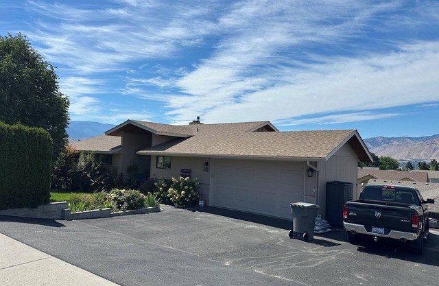 Cozy Neighborhood Retreat. Spacious kitchen. Large 1 bedroom 1 bath suite.