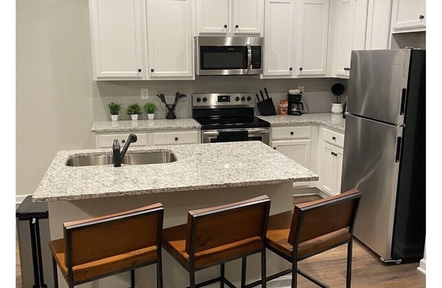 **COZY New Home/Near AIRPORT/Quiet Neighborhood/Free Parking
