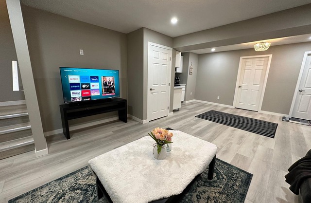 Cozy new private suite, close to the airport. no cleaning fee