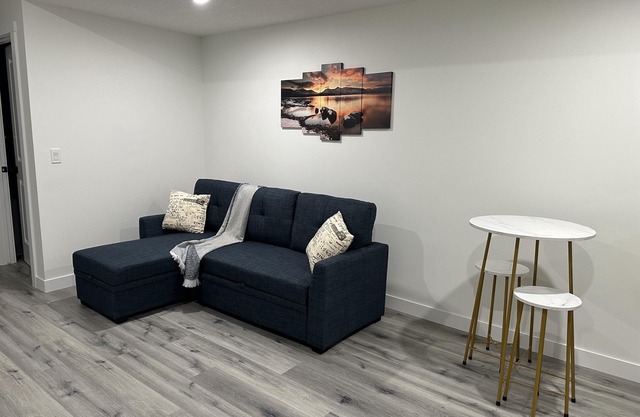 Cozy Newly Built Suite Close to Airport with Free Parking | Separate Entrance