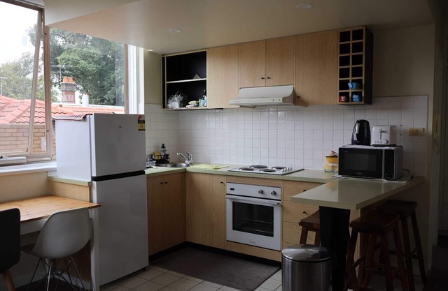 Cozy North Melbourne Apartment | Close to Transport, Hospitals & Parks