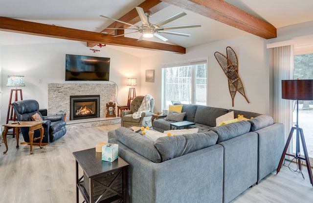 Cozy North Pole Home w/ Mountain & Aurora Views!
