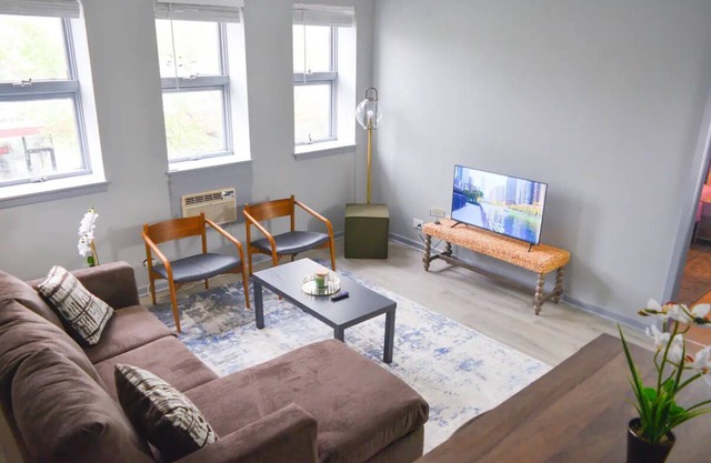 Cozy North Side Chicago Studio APT for Exploring
