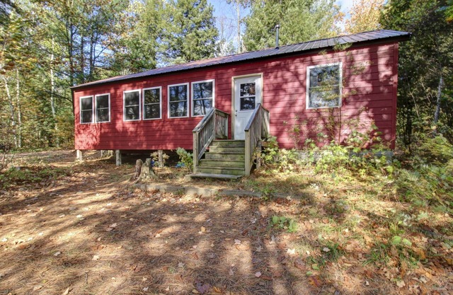 Cozy Northwoods, Lake Cabin with private dock. Pet Friendly family cabin