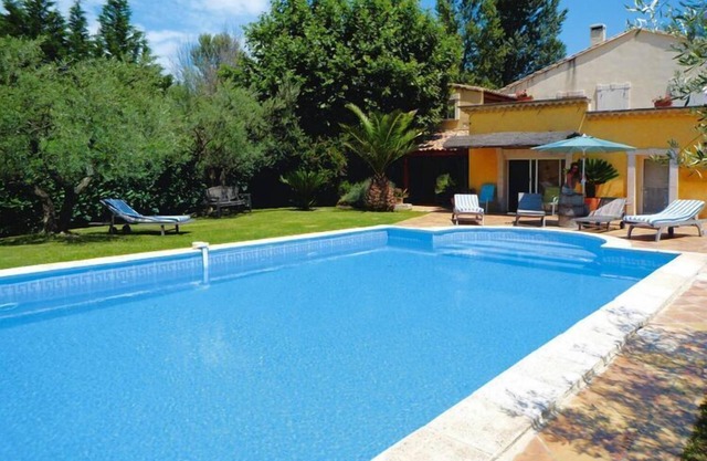 Acogedora casa en Noves con acceso a la piscina