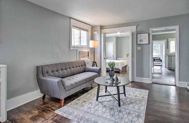 Cozy Oakley! Renovated 1/1 Unit with Back Yard!