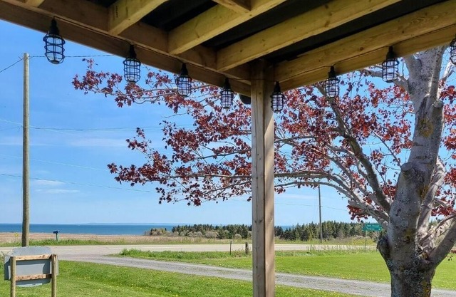 Cozy oceanview cottage Overlooking the Northumberland Strait