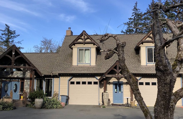 Cozy ocean view retreat is located on the beautiful seaside walking biking trail