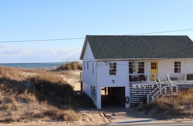 ¡NUEVO EN EL MERCADO! Vintage 1950 Oceanfront Cottage - restaurado y actualizado con amor!