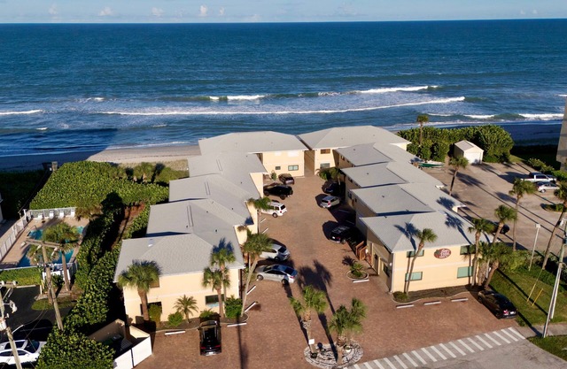 Cozy oceanside condo in peaceful Satellite Beach