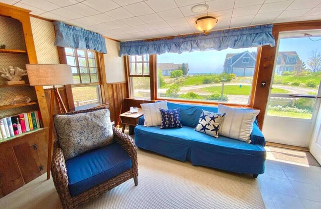 Cozy Oceanview 1BR Cottage Across from the Beach!