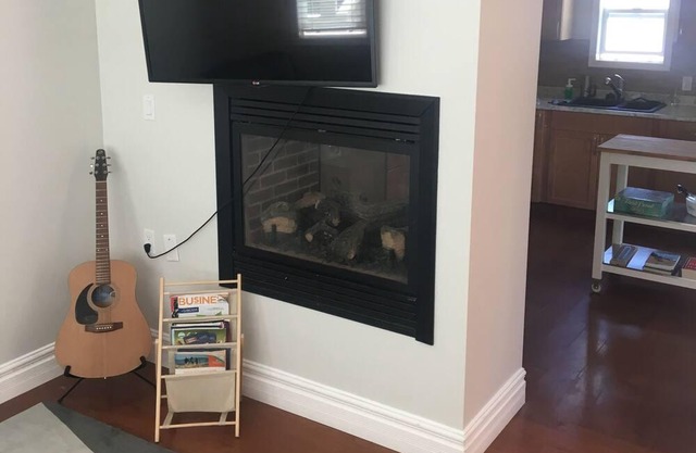 "COZY ON CHRISTLETON" Walk to Hospital, Beach, Park & Downtown