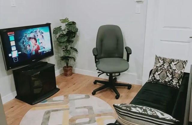 Cozy one Bedroom Apartment in Northwest Calgary