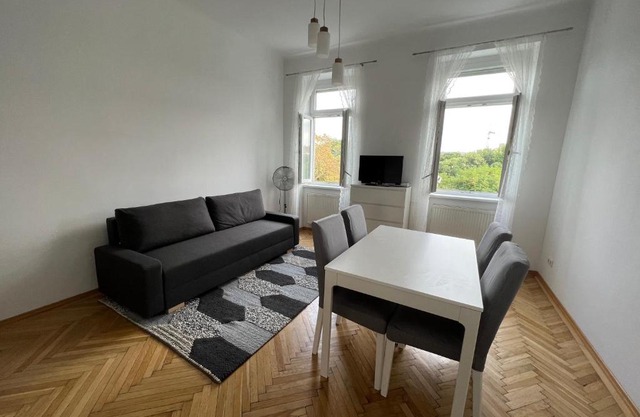 Cozy one bedroom apartment with Park View