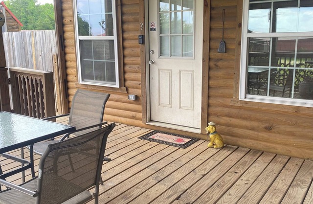 Cozy one bedroom cabin with lake view