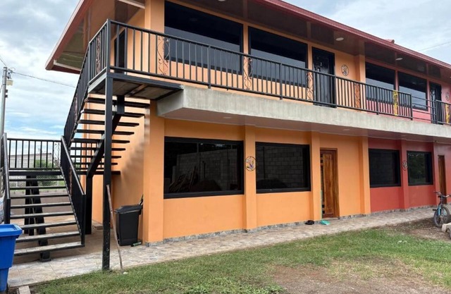 cozy one bedroom close to beaches and restaurants.