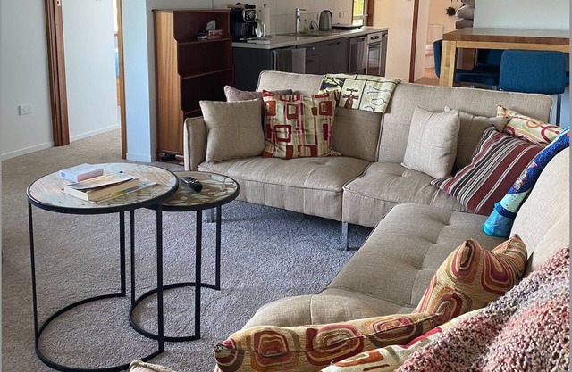 Cozy one bedroom fully equiped apartment with a gorgeous view; walkable to CBD.