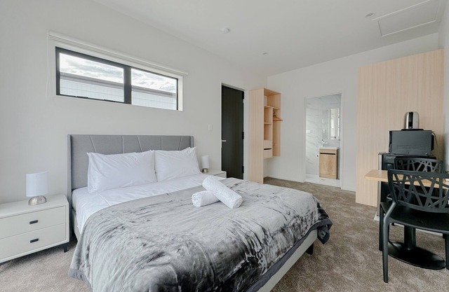 Cozy One-Bedroom Getaway in Takanini