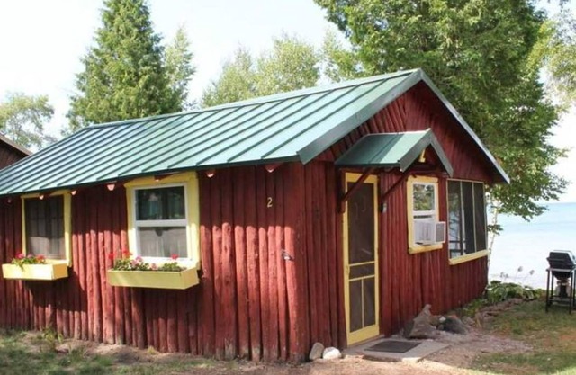 Cozy One-bedroom Lakeside Cabin with all modern amenities