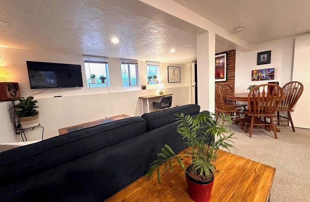 Cozy One Bedroom Suite in Fernwood